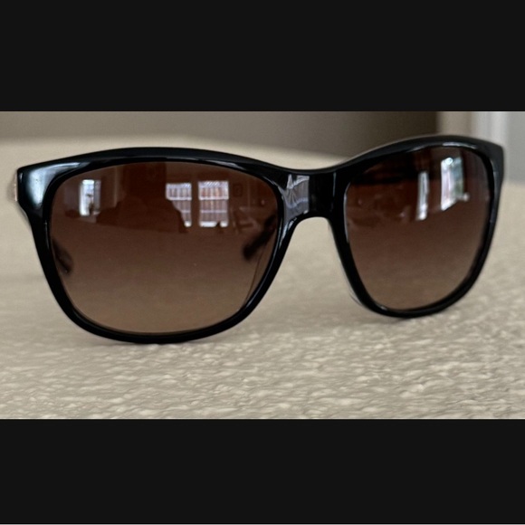 Tory Burch Sunnies✨ - Picture 6 of 16